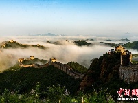 雨后金山岭长城云雾缭绕