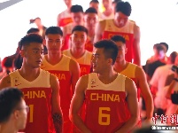 中国男篮携新战袍亮相 每件球衣使用约20个回收塑料瓶制成