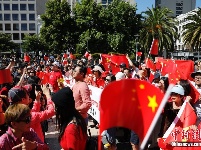 北加州数百华人自发举行“反港独反暴力”集会