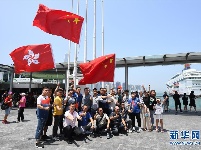 香港市民自发集会守护五星红旗