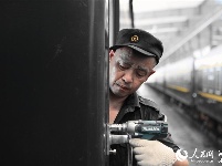 探访火车“4S”店：一天检修零部件上万余件