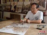 痴迷传统“烙画” 七旬老人木板上烙绝美丹青