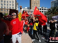 北加州数百华人自发举行“反港独反暴力”集会