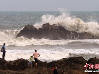 受台风“利奇马”影响 青岛海面风浪增大