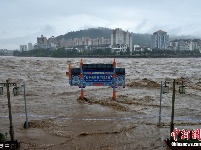 四川雅安：青衣江现1976年以来最高水位 码头牌坊被淹