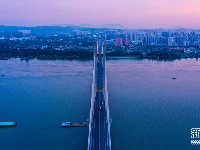 夏日夕阳红似火!鸟瞰余晖下的湖北鄂黄长江大桥