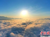 航拍江西吉水“平流雾”景观 云海翻腾似仙境