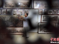 痴迷传统“烙画” 七旬老人木板上烙绝美丹青