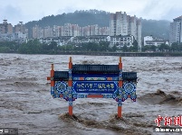 四川雅安：青衣江现1976年以来最高水位 码头牌坊被淹