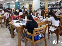 立秋后持续高温 武汉图书馆读者只增不减