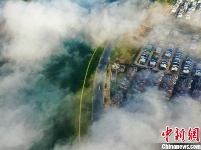 航拍江西吉水“平流雾”景观 云海翻腾似仙境
