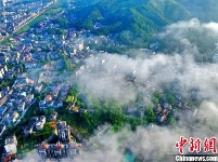 航拍江西吉水“平流雾”景观 云海翻腾似仙境