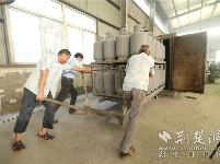 高温下、火炉旁，湖北特检人检验气瓶工作忙