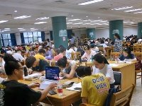 立秋后持续高温 武汉图书馆读者只增不减