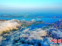 航拍江西吉水“平流雾”景观 云海翻腾似仙境