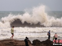 受台风“利奇马”影响 青岛海面风浪增大