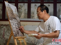 痴迷传统“烙画” 七旬老人木板上烙绝美丹青
