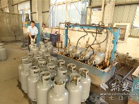 高温下、火炉旁，湖北特检人检验气瓶工作忙