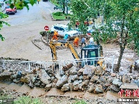 意大利遭洪水侵袭 车辆被困泥浆中动弹不得