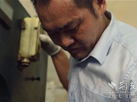 高温下、火炉旁，湖北特检人检验气瓶工作忙