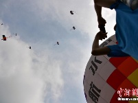 全国跳伞冠军赛启幕 百名运动员逐梦蓝天