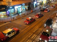 香港出租车悬挂五星红旗巡游街头