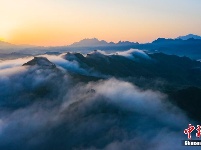 雨后金山岭长城云雾缭绕