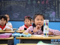 跟着爸妈去“驻村”