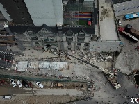 贵阳一小区连廊突然掉落 10余辆车被砸