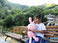 跟着爸妈去“驻村”