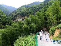 跟着爸妈去“驻村”