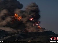 摄影师拍到闪电击中火山中央瞬间照片