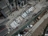 贵阳一小区连廊突然掉落 10余辆车被砸