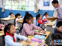 跟着爸妈去“驻村”