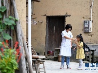 跟着爸妈去“驻村”