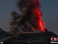 摄影师拍到闪电击中火山中央瞬间照片
