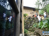 跟着爸妈去“驻村”