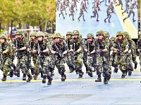武汉第七届军营开放日举行，特战队员真功夫燃爆了