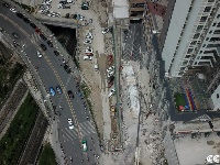 贵阳一小区连廊突然掉落 10余辆车被砸