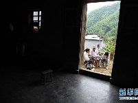 跟着爸妈去“驻村”