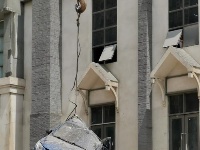 贵阳一小区连廊突然掉落 10余辆车被砸