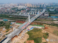 武汉杨泗港快速通道青菱段斜拉桥成功转体
