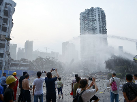 湖北宜昌爆破拆除城中高楼 将建大南门新地标