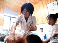 跟着爸妈去“驻村”