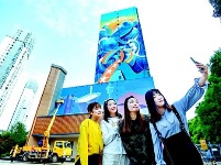 武汉最大单体喷绘壁画惊艳亮相 江豚遨游60米高大画板