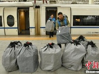 “双十一”包裹坐上高铁动车