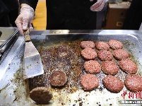 第二届进博会 民众争先品尝人造肉汉堡
