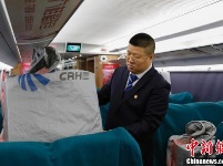 “双十一”包裹坐上高铁动车