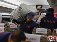 “双十一”包裹坐上高铁动车