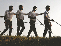 在黑暗中前行，他活成了别人的“眼睛”，90后盲人小伙身家千万